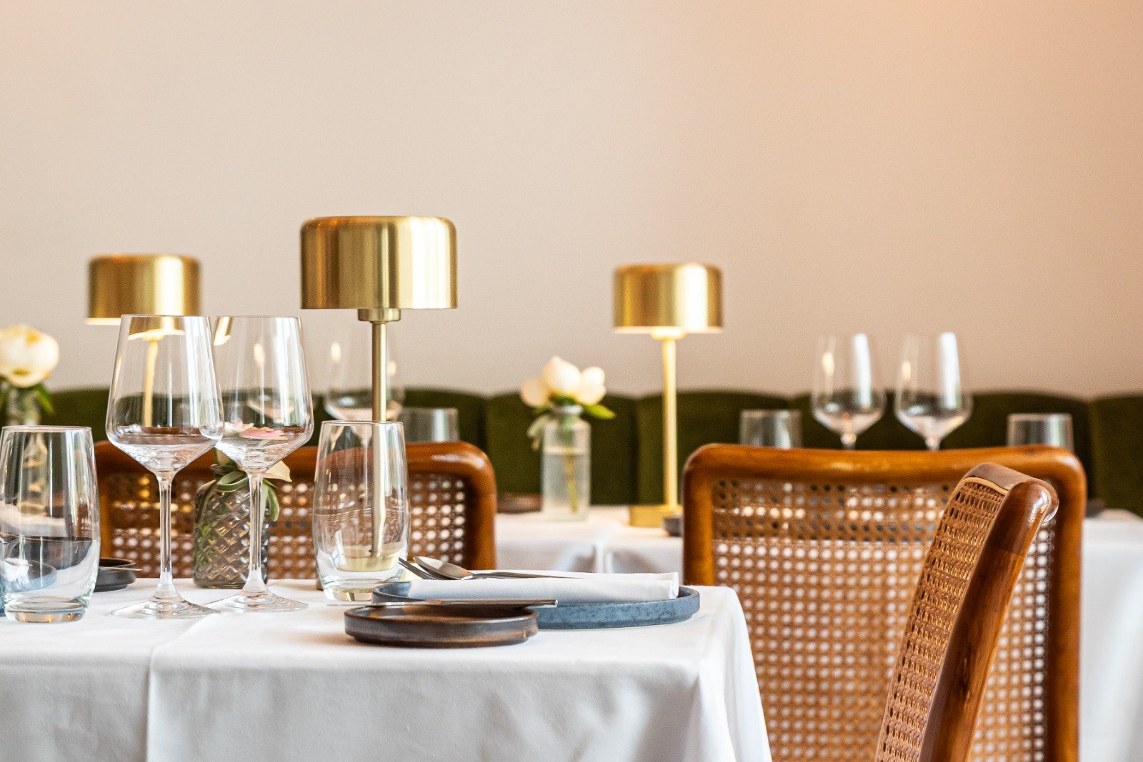 Villa Coucou table setting gold lamps